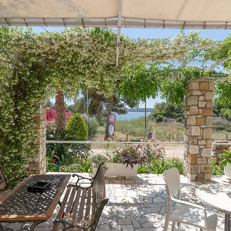 Oskars & 3* Lassi (Kefalonia)