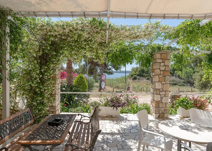 Oskars & 4* Lassi (Kefalonia)